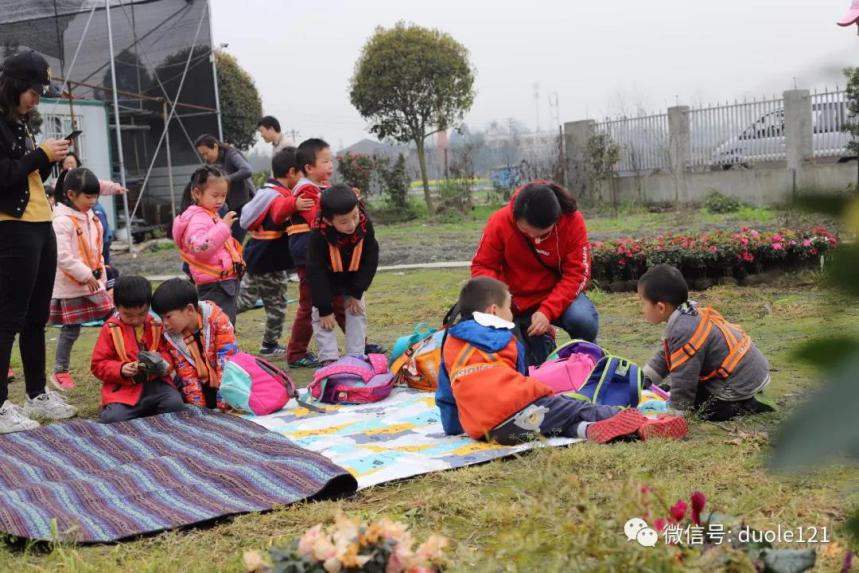 成都香草山示美园艺设计有限公司接待成都多乐幼儿园的植树节活动