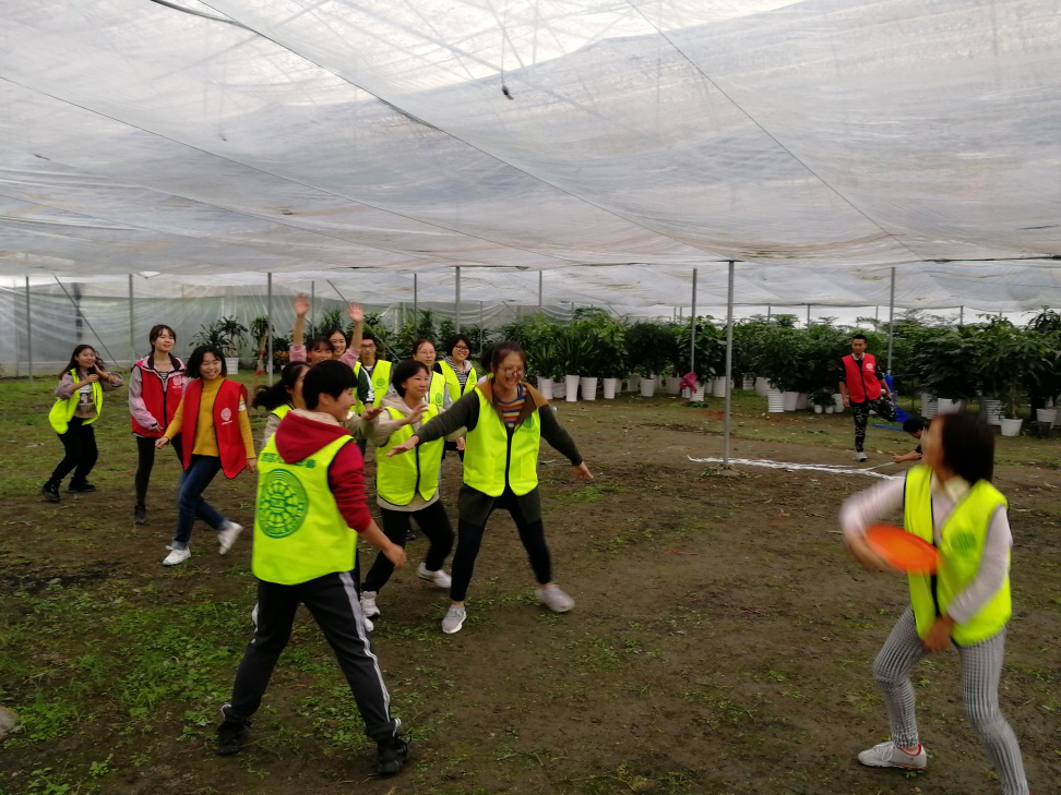 同路人志愿者们在成都香草山示美园艺设计有限公司的苗圃基地拓展活动