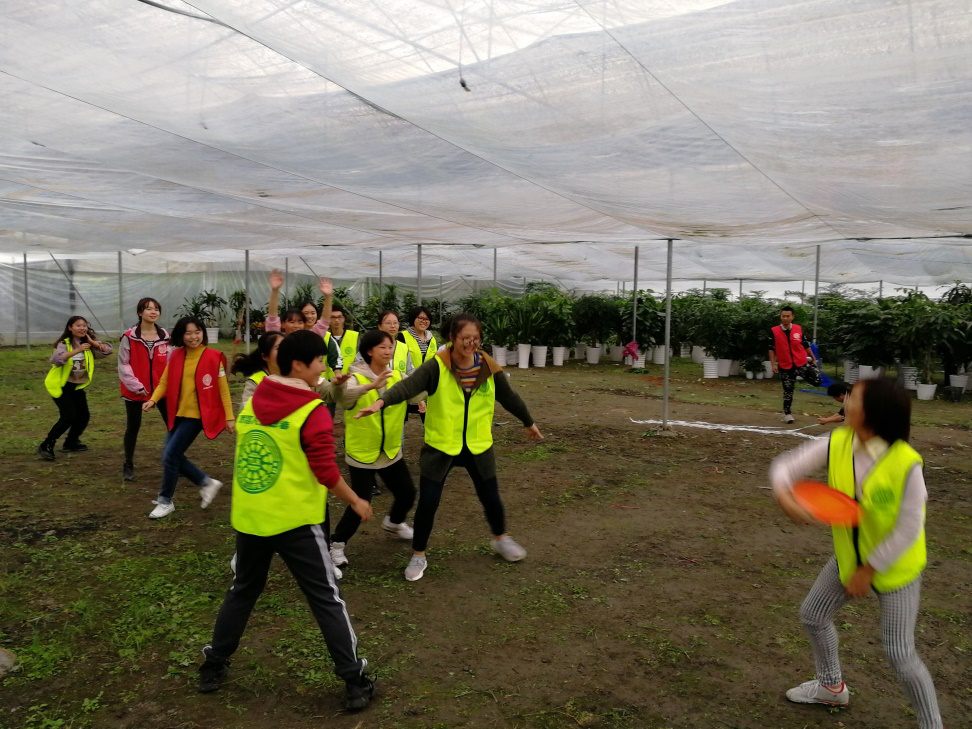 永吉同路人志愿者们在成都香草山示美园艺设计有限公司的苗圃基地拓展活动