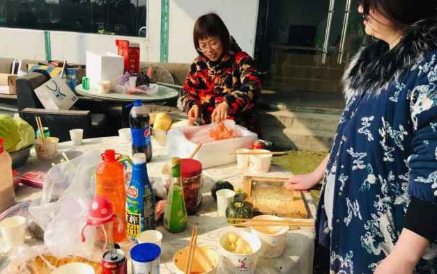 永吉成都香草山示美园艺设计有限公司全体员工及弟兄姊妹在苗圃组织烧烤活动。